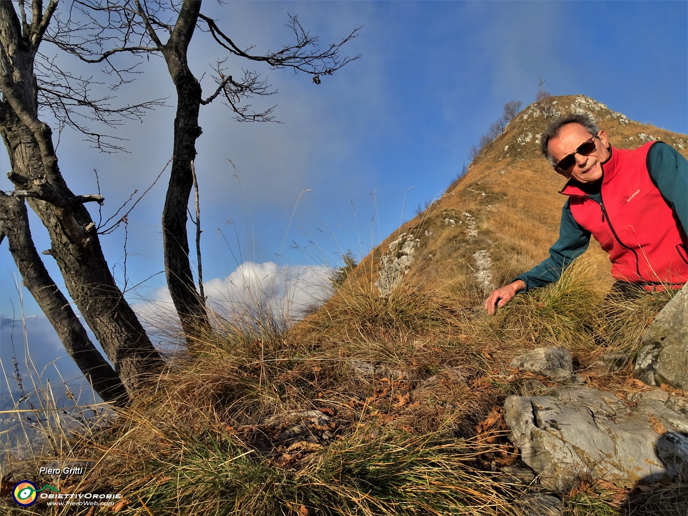 04 Dalla selletta (1280 m) tra anticima e cima ultimo strappo per la vetta del Monte Gioco (1366 m).JPG